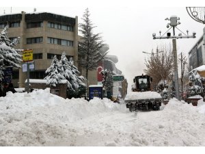 Van Büyükşehir Belediyesinden yoğur kar mesaisi