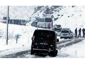 Siirt’te karda mahsur kalan 15 araç kurtarıldı