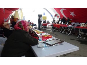 HDP önünde evlat nöbeti tutan ailelerden öğretmenleri ihraç eden Eğitim-Sen’e tepki