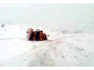 Siirt’te kar temizleme aracı devrildi: 1 yaralı
