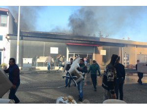 Yangında işçilerin mobilya kurtarma telaşı
