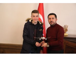 Başkan Arı, Türkiye birincisi olan sporcuyu tebrik etti