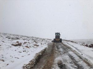 Nusaybin’de kardan dolayı kapanan yollar temizleniyor