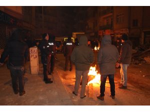 Depremin yaşandığı Elazığ’da vatandaşlar sokaklarda sabahladı