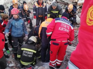 Gaziantep’ten giden kurtarma ekipleri 2 kişi enkaz altından sağ çıkardı