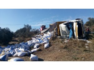 Çanakkale’de yem yüklü kamyon devrildi: 1 yaralı