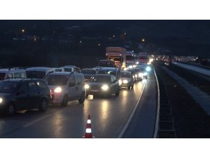 Ankara-Samsun kara yolunda tır devrildi, kilometrelerce araç kuyruğu oluştu
