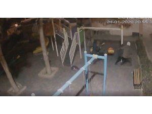 Elazığ kent merkezinde deprem anı güvenlik kameralarınca böyle görüntülendi