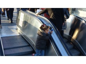 Taksim Metrosunun yürüyen merdivenlerinde tehlikeli oyun