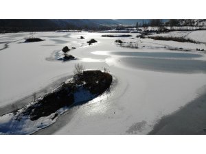 Bayburt’ta soğuk hava göl ve derelerin yüzeyini dondurdu