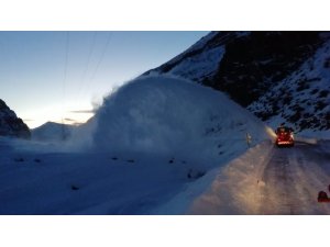 Kardan kapanan yollar ulaşıma açılıyor