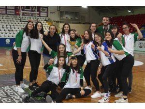 İzmit Belediyespor U-16 Kadın Basketbol Takımı şampiyon oldu