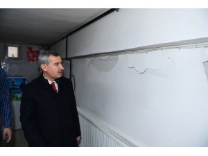 Başkan Çınar, depremde hasar gören ev ve iş yerlerini inceledi