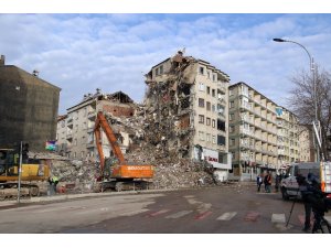 Elazığ’da hasarlı binalarda yıkım çalışmaları sürüyor
