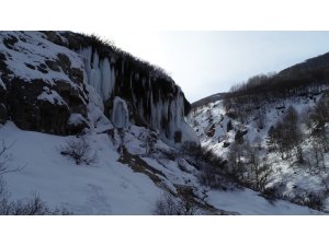 Dipsiz Göl Şelalesi buz tuttu, ortaya kartpostallık görüntüler çıktı