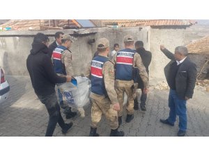 Jandarma ekipleri, Adıyaman’da depremzedelere çadır dağıttı