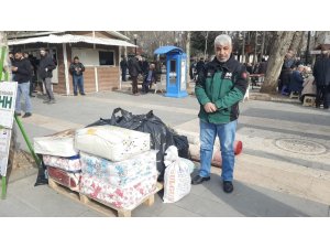 Vatandaşlar depremzedeler için yardımlarda bulunuyor