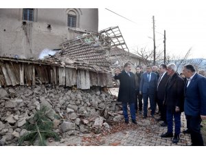 Vali Baruş ve Başkan Gürkan depremde hasar gören yerleri gezdiler