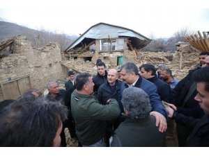 İçişleri Bakanı Soylu ile Sağlık Bakanı Koca depremde 6 evin yıkıldığı köyde incelemede bulundu