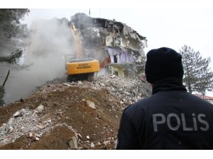 Depremde ağır hasar gören Sivrice İlçe Emniyet Müdürlüğü binası yıkılıyor