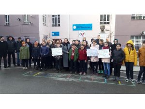 Zonguldak’ta eski okullarına geçmek isteyen öğrenci ve veliler eylem yaptı