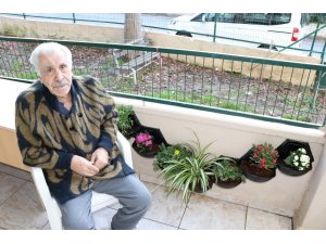 86 yaşındaki adam, yalnızlığını çiçeklerle aşıyor