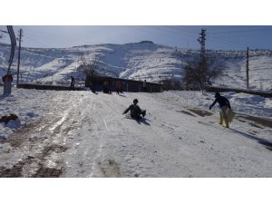 Gercüş’te çocukların kar eğlencesi