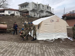 Mehmetçikten Aksihar’daki deprem sonrası çadır kurma faaliyetlerine destek