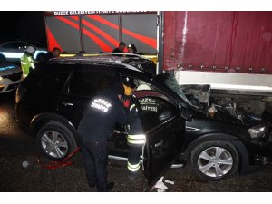 Otomobiller tıra arkadan çarptı: 5 yaralı