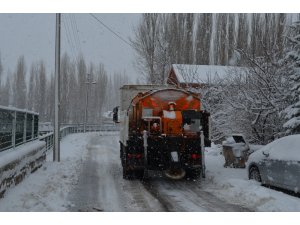Bünyan Belediyesi karla mücadele kapsamında tüm ekipleriyle sahada