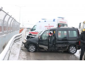 Hafif ticari araç bariyerlere çarptı: 4 Yaralı
