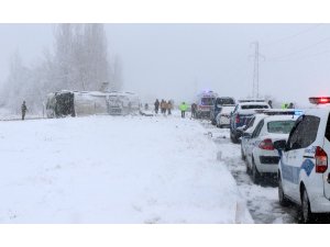 Erzincan’da buzlanan yolda otobüs yan yattı: 46 yaralı