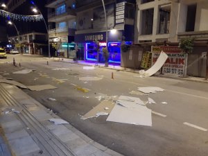 Antalya’da fırtına ağacı kökünden söktü, taksilere zarar verdi