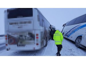 Kara saplanan otobüste mahsur kalan 48 kişiyi AFAD kurtardı