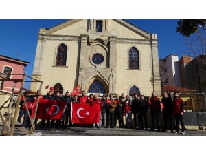 Türk bayrağını yırtan Yunan vekile kilise önünde sert tepki