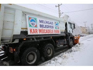 Melikgazi’de kar temizleme çalışmaları devam ediyor