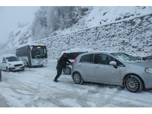 Bitlis’te kar yağışı nedeniyle yaklaşık 500 araç yolda mahsur kaldı