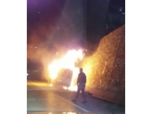 İstanbul’da minibüs alev alev yandı