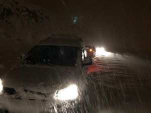 Hizan’da karda mahsur kalan 30 araç kurtarıldı