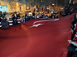 Motosikletlilerden Yunan milletvekiline Türk bayraklı tepki
