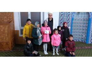 Yarıyıl tatilinde camiye giden çocuklar cami imamı tarafından ödüllendirildi