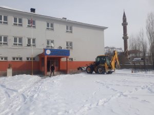 Özalp Belediyesi okullardaki temizlik yaptı