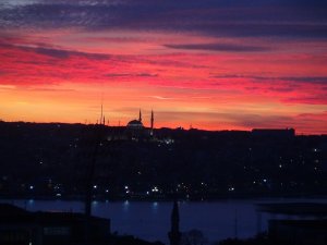 İstanbul’da gün batımı kartpostallık görüntü oluşturdu