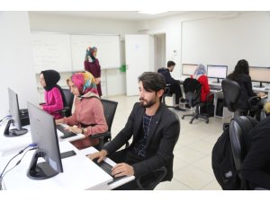 Haliliye’de gençler bilgisayar öğreniyor