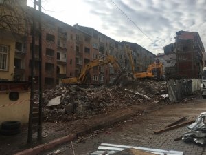 İstanbul’daki depremde hasar gören binaların yıkımına başlandı