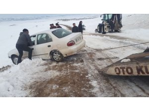 Kaza yapan otomobilin yardımına Van Büyükşehir yol ekipleri yetişti