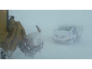Siirt’te kar ve tipide mahsur kalan araç kurtarıldı