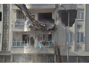 Malatya’da hasarlı binalar yıkılıyor