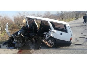 İki otomobil kafa kafaya çarpıştı: 1’i ağır 4 yaralı