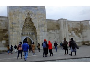 Sultanhanı Kervansarayı’na Uzakdoğulu turistlerden yoğun ilgi